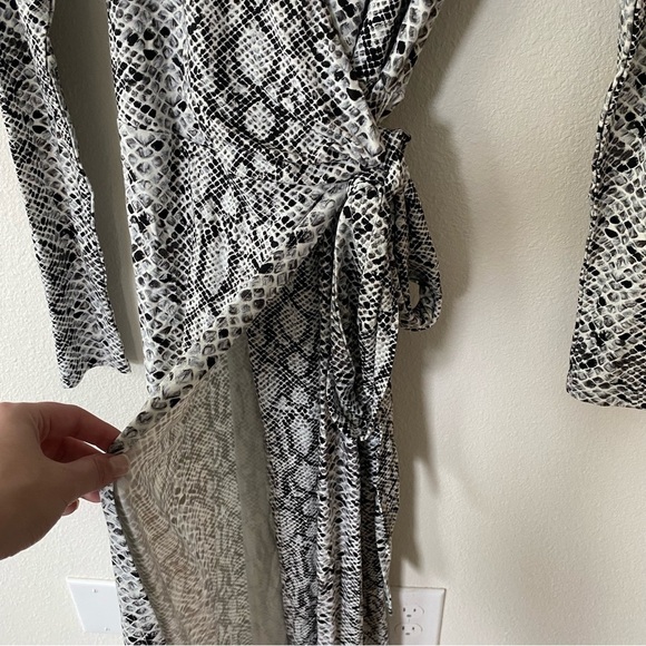 Good American | Runaround Wrap Midi Dress Snakeskin Size XS Gray - Picture 7 of 11